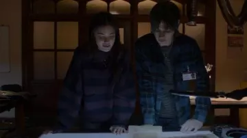 Naadam Stripped Cropped Crewneck Cashmere Sweater usado por Olive Stone (Luna Blaise) como se ve en Manifest (S03E09)