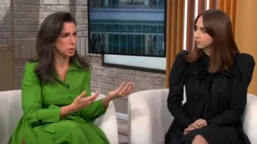 Carolina Herrera Taffeta Robe chemise portée par Jodi Kantor comme vu dans CBS Mornings le 18 novembre 2022