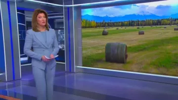 Michael Kors Crepe Blazer à double poitrine porté par Norah O’Donnell vu dans CBS Evening News le 18 novembre 2022
