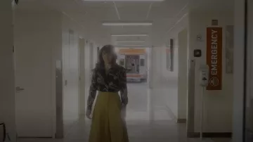 Blusa de manga larga de H&M usada por Judy Hale (Linda Cardellini) como se ve en Dead to Me (S03E01)