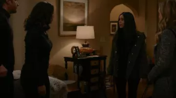 All Saints Kelsie Jacket porté par Saanvi Bahl (Parveen Kaur) comme on le voit dans Manifest (S03E11)