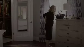 Roland Mouret Et­ty Dress worn by Jen Harding (Christina Applegate) as seen in Dead to Me (S03E04)