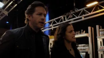 Chaqueta de algodón encerada con cuello Belstaff usada por Ben Stone (Josh Dallas) como se ve en Manifest (S03E12)