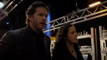 Chaqueta de algodón encerada con cuello Belstaff usada por Ben Stone (Josh Dallas) como se ve en Manifest (S03E12)