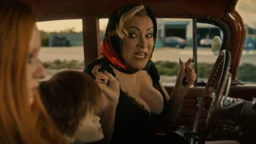 Balenciaga Black Hourglass Small Shoulder Bag usado por Tiffany Valentine (Jennifer Tilly) como se ve en Chucky (S02E07)