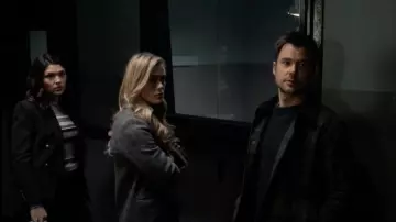 Blazer mural Longline de doble pecho usado por Drea Mikami (Ellen Tamaki) como se ve en Manifest (S03E12)