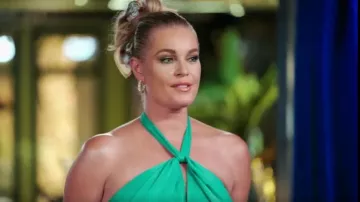 Reiss Evvie Midi Halter Vestido usado por Rebecca Romijn como se ve en The Real Love Boat (S01E06)