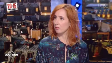 The dark blue print dress La Fée Maraboutée worn by Maïa Mazaurette in the show Quotidien on Wednesday, September 21, 2022