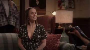 Staud Walter Vestido en el ejército usado por Kimberly Finkle (Pauline Chalamet) como se ve en The Sex Lives of College Girls (S02E02)
