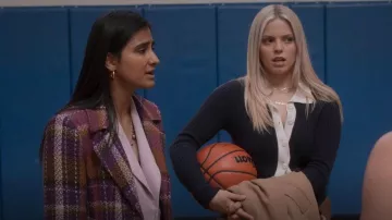 Rag & Bone Navaya Polo Cardigan en saludo usado por Leighton Murray (Reneé Rapp) como se ve en The Sex Lives of College Girls (S02E02)