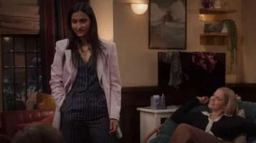 Pantalones de vestir de H&M en azul oscuro usados por Bela Malhotra (Amrit Kaur) como se ve en The Sex Lives of College Girls (S02E02)