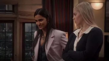 Chaleco de traje de H&M en azul oscuro usado por Bela Malhotra (Amrit Kaur) como se ve en The Sex Lives of College Girls (S02E02)