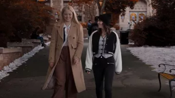 Chaqueta de béisbol recortada de H&M usada por Jo (Cheyenne Perez) como se ve en The Sex Lives of College Girls (S02E02)