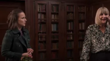Abrigo de lana a cuadros Burberry Brit usado por Kimberly Finkle (Pauline Chalamet) como se ve en The Sex Lives of College Girls (S02E02)