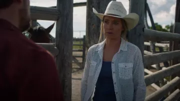 Eddie Bauer White Polka Dot Crinkle Top usado por Amy Fleming (Amber Marshall) como se ve en Heartland (S16E07)