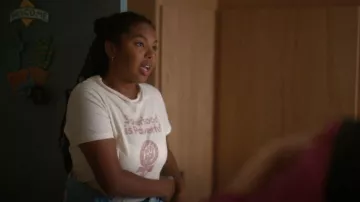 Christian Dior Sisterhood est un T-shirt puissant porté par Angie Porter-Kennard (Jordan Hull) comme on le voit dans The L Word: Generation Q (S03E01)