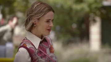 Boucles d’oreilles Gucci Strawberry Drop portées par Alice Pieszecki (Leisha Hailey) comme on peut le voir dans The L Word: Generation Q (S03E01)