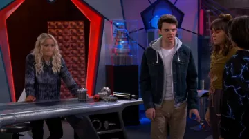 Camisa Rails Hunter Tie Dye usada por Eva (Lucy Davis) como se ve en The Villains of Valley View (S01E17)