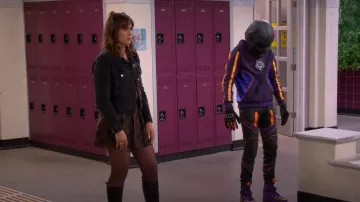 H&M PLeated Skirt usada por Amy (Isabella Pappas) como se ve en The Villains of Valley View (S01E17)