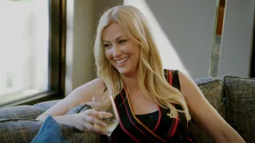 Diane von Furstenberg Traje cruzado sin mangas de rayas de pierna ancha usado por Stephanie Hollman como se ve en The Real Housewives of Dallas (S03E11)