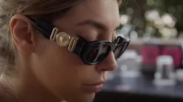 Gafas de sol Versace Medusa Biggie usadas por Jordana Barnes como se ve en Siesta Key (S05E04)