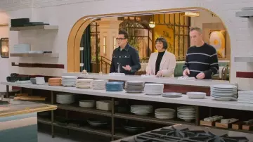 Theory Gary Striped Knit Sweater porté par Will Guidara comme on le voit dans The Big Brunch (S01E03)