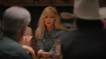 Levis Ex Boyfriend Trucker Chaqueta usada por Beth Dutton (Kelly Reilly) vista en Yellowstone (S05E03)