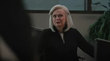 Betsy Jenney Chaqueta asimétrica de un botón usada por Caroline Warner (Jacki Weaver) vista en Yellowstone (S05E03)