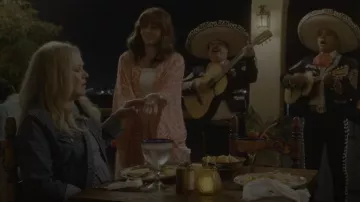 Aqua Eyelet Robe Midi Smocked portée par Judy Hale (Linda Cardellini) comme on le voit dans Dead to Me (S03E10)
