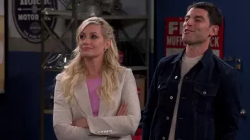 Veronica Beard Mathi Dickey Veste portée par Gemma Johnson (Beth Behrs) vue dans The Neighborhood (S05E08)