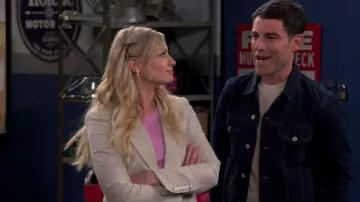 Sandro Roses Knit Sweater porté par Gemma Johnson (Beth Behrs) vu dans The Neighborhood (S05E08)