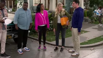 & Autres histoires Sabots de talon en bois portés par Gemma Johnson (Beth Behrs) comme on le voit dans The Neighborhood (S05E08)