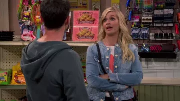 Tee-shirt Old Navy Strong Woman porté par Gemma Johnson (Beth Behrs) vu dans The Neighborhood (S05E08)