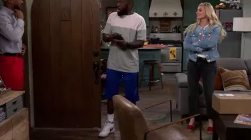 Sandalias de cuña Britney Cork de Free People usadas por Gemma Johnson (Beth Behrs) como se ve en The Neighborhood (S05E08)