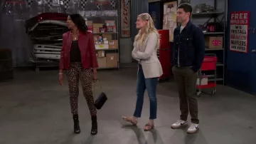 Jeans Paige Hoxton portés par Tina Butler (Tichina Arnold) vus dans The Neighborhood (S05E08)