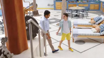 Vans Yellow Old Skool Low Top zapatillas usadas por Hugo (Raphael Alejandro) vistas en Acapulco (S02E06)