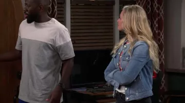 L'Agence Yari Denim Chaqueta usada por Gemma Johnson (Beth Behrs) como se ve en The Neighborhood (S05E08)