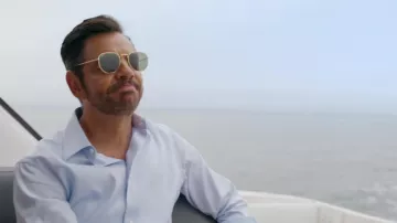 Gafas de sol Ray-Ban usadas por Máximo Gallardo (Eugenio Derbez) como se ve en el programa de televisión de Acapulco (S02E06)