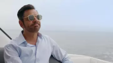 Gafas de sol Ray-Ban usadas por Máximo Gallardo (Eugenio Derbez) como se ve en el programa de televisión de Acapulco (S02E06)