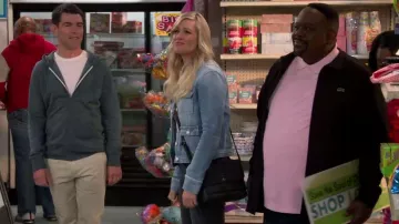 Cuerpo cruzado pequeño de Kinley fósil usado por Gemma Johnson (Beth Behrs) como se ve en The Neighborhood (S05E08)