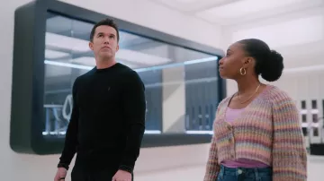 Pull d’équipage AllSaints en noir porté par Ian (Rob McElhenney) comme on le voit dans Mythic Quest (S03E03)