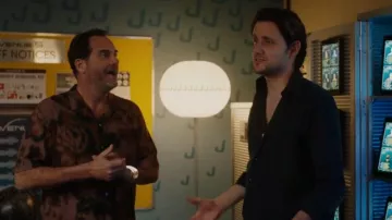 Paul Smith Gents Tailored Camp Shirt usada por Frank Kelly (Andy Buckley) como se ve en Avenue 5 (S02E07)
