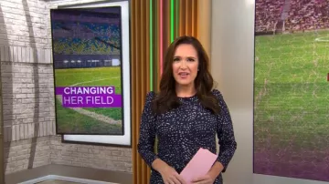 DKNY Printed Twisted Sheath Dress porté par Nikki Battiste comme vu dans CBS Mornings le 21 novembre 2022