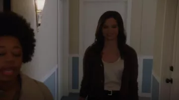 Madewell Upton Wool Blend Cardigan porté par Jessica Knight (Katrina Law) comme on le voit dans les tenues de la série télévisée NCIS (S20E08)