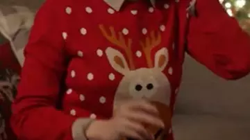 Navidad con los Campbells Brittany Snow Sweater (Brittany Snow) en Navidad con los Campbells