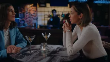 Babaton James Sweater porté par Sarah Truong (Mayko Nguyen) vu dans Hudson & Rex (S05E09)