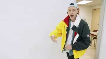 La chaqueta colorblock de Tommy Hilfiger usada por Loud en su video musical de 56K