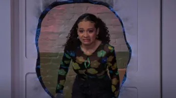 Topshop Floral Print Mesh Long Sleeve Top usado por Hartley (Kayden Muller-Janssen) como se ve en The Villains of Valley View (S01E18)