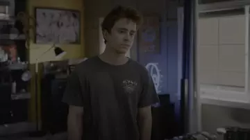Rvca Dmote Starfish Tee worn by Charlie Harding (Sam McCarthy) as seen in Dead to Me (S03E06)