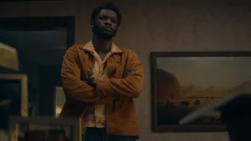 Sandro Logo Patch Shirt Jacket porté par Tyson (Jay Will) comme vu dans Tulsa King (S01E01)